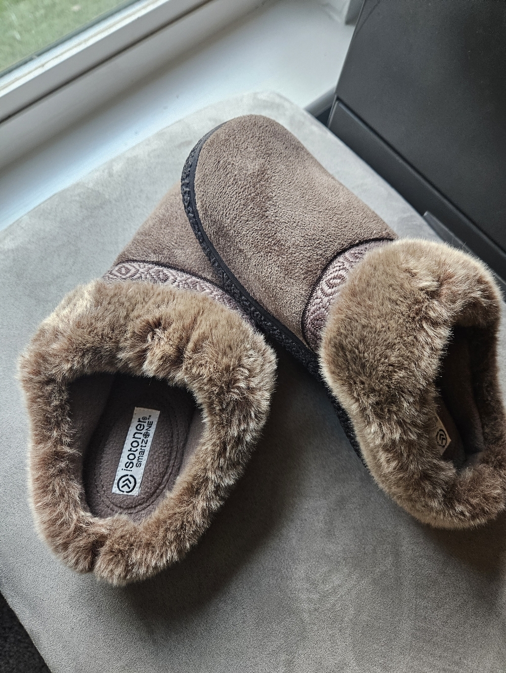 NEW ✨️Isotoner Cozy Faux Fur Lined Slippers - Brown
